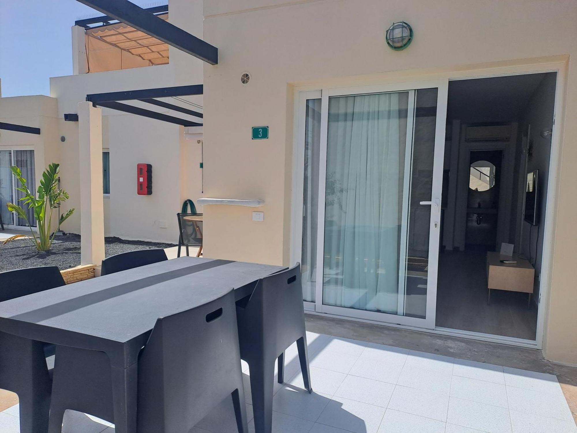 Homeforguest Apartamento 15 Con Terraza Y Piscina En Κοραλέχο Εξωτερικό φωτογραφία