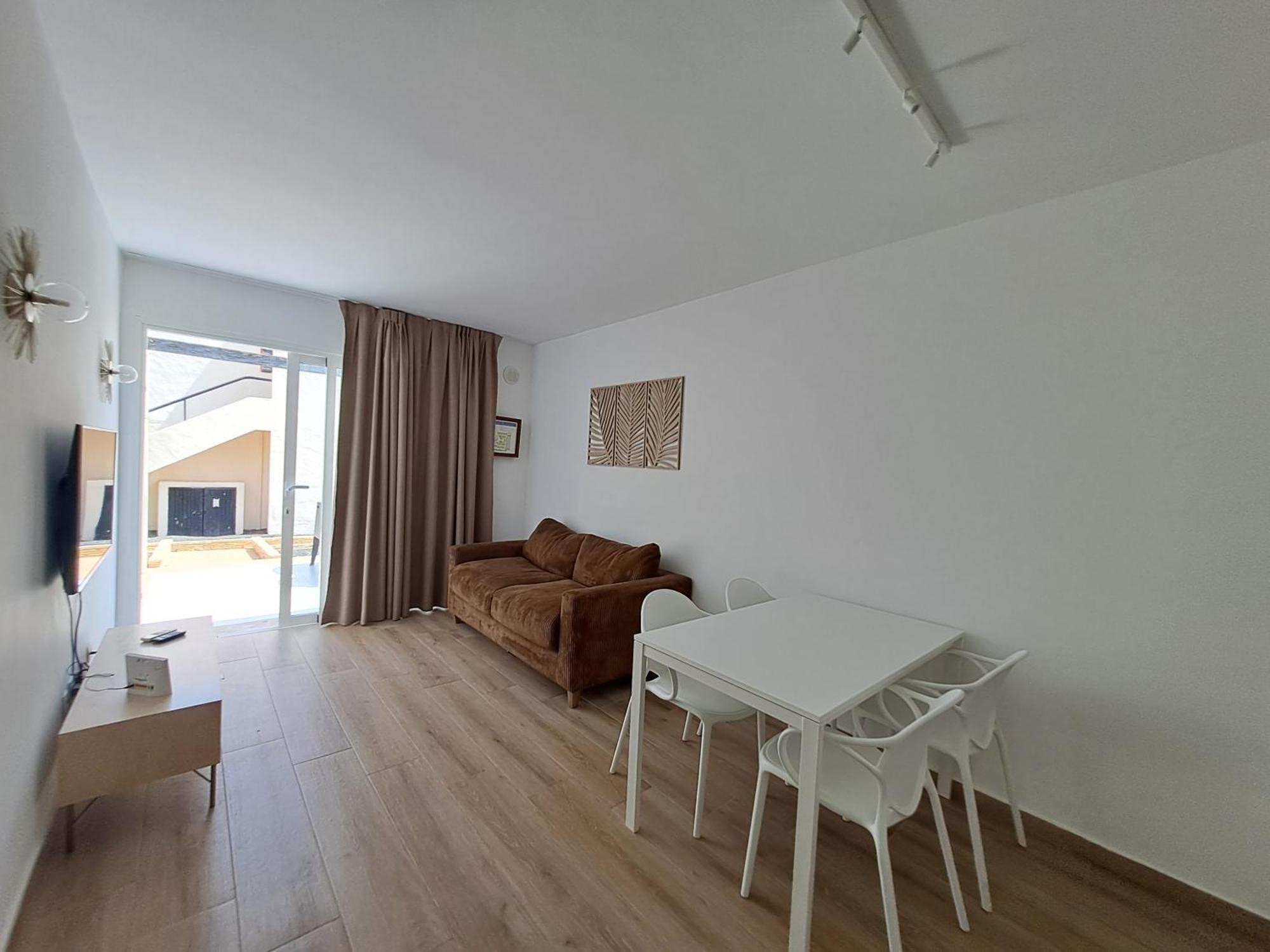 Homeforguest Apartamento 15 Con Terraza Y Piscina En Κοραλέχο Εξωτερικό φωτογραφία