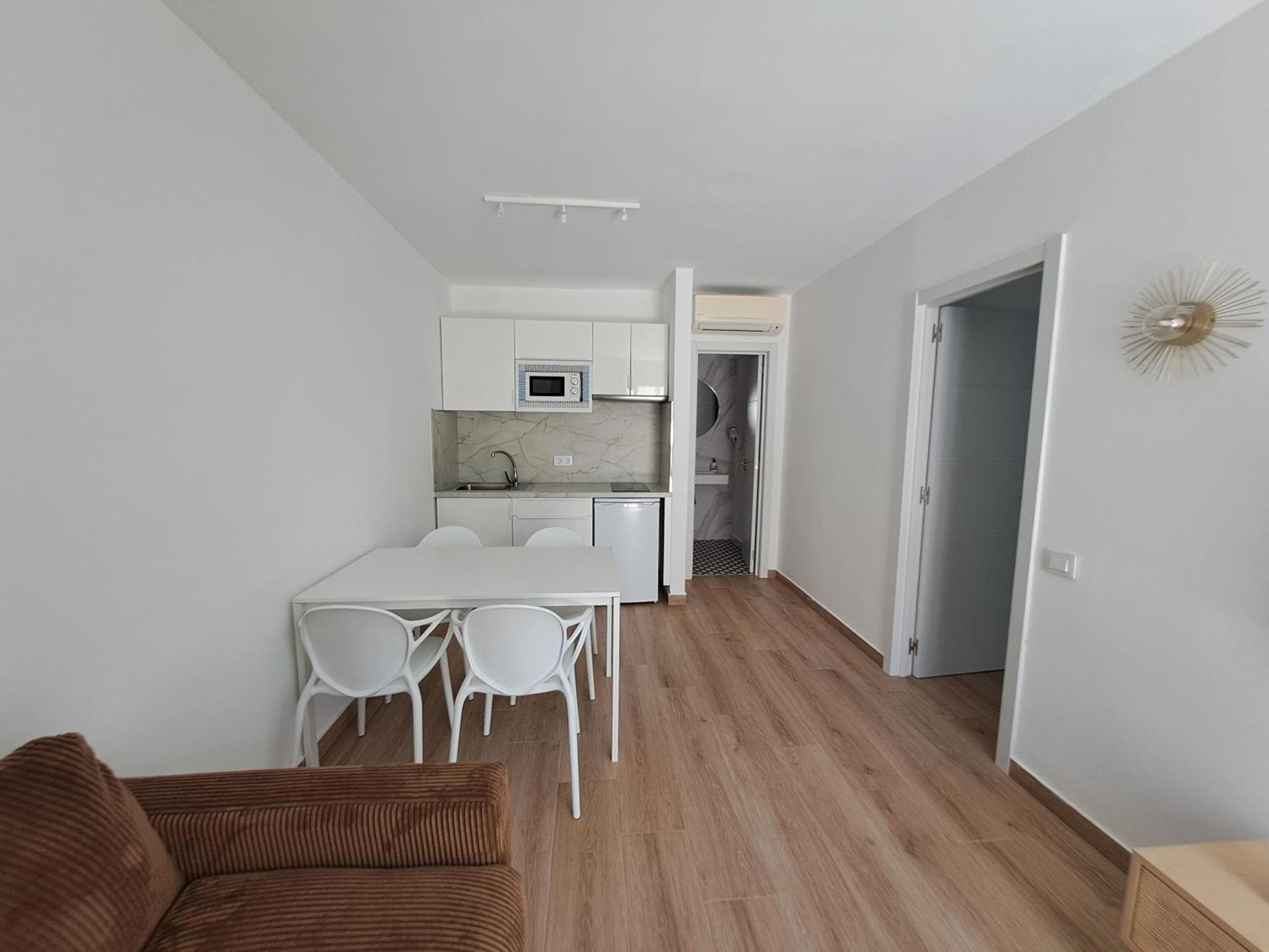 Homeforguest Apartamento 15 Con Terraza Y Piscina En Κοραλέχο Εξωτερικό φωτογραφία